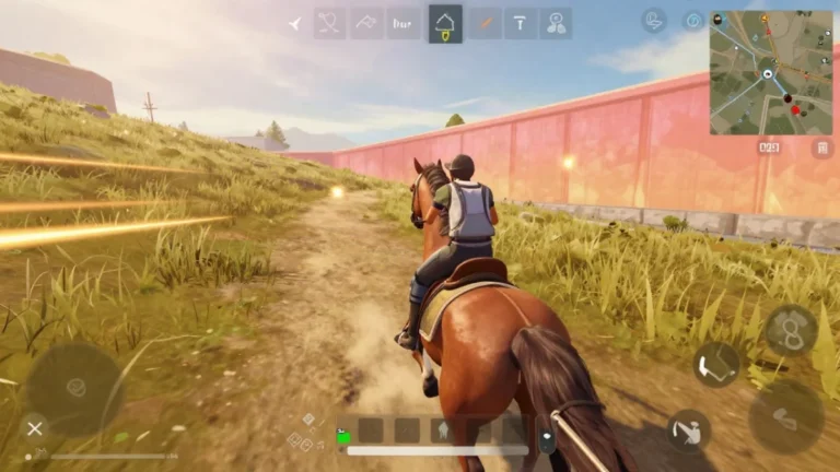 Jugador montado en un caballo subiendo una colina con pasto en un mapa tropical de caballo Free Fire, con equipo táctico y una roca cerca para cubrirse