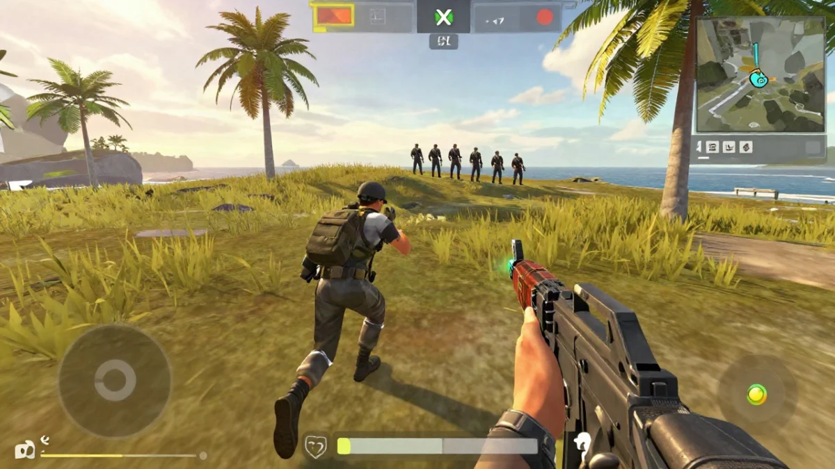 Personaje de Free Fire con cámara libre activa, mirando hacia atrás mientras corre por un campo abierto de la isla para revisar si alguien lo sigue, cámara libre Free Fire