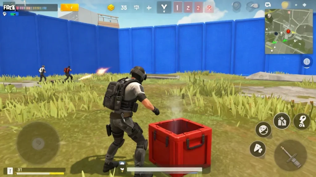 Personaje en campo abierto cerca de una caja roja con humo, mientras la zona se cierra a lo lejos; ilustra el error de correr al airdrop rojo sin protección.