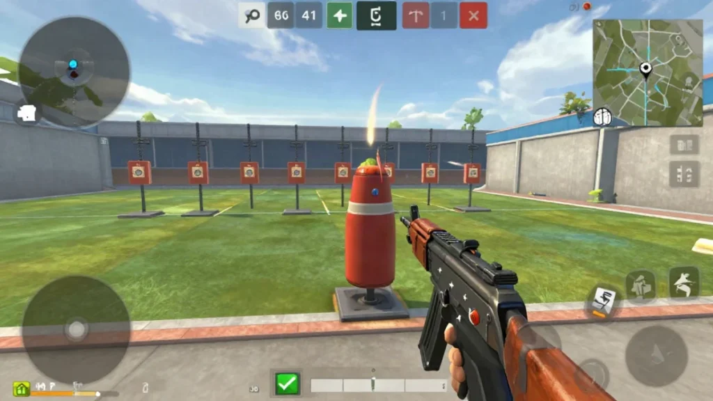 Sensibilidad Free Fire 120 Hz: valores base y cómo ajustarlos 2 Personaje genérico apuntando con subfusil a un muñeco de práctica a corta distancia en un patio abierto, como en la sala de entrenamiento